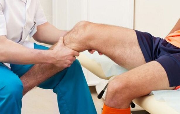 the doctor examines the knee for osteoarthritis